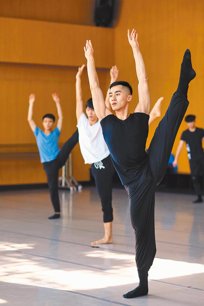 张晓雄一生漂泊，落脚在台湾，近期出版《践行者：张晓雄的创作人生》一书，分享他的创作与教学经验。图为张晓雄在北艺大舞蹈系上课情形。（邓博仁摄）