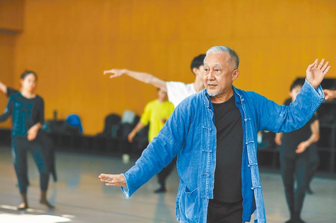 张晓雄一生漂泊，落脚在台湾，近期出版《践行者：张晓雄的创作人生》一书，分享他的创作与教学经验。图为张晓雄在北艺大舞蹈系上课情形。（邓博仁摄）