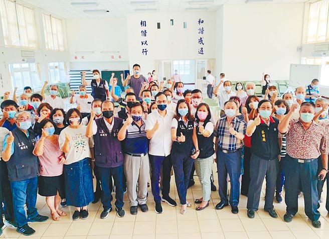 国民党在嘉义县仍保有3成基本盘实力，但至今仍找不到参选2022年县长人选，图为党主席朱立伦（前排右六）到嘉义县谢票，与党员合体喊团结画面。（本报资料照片）