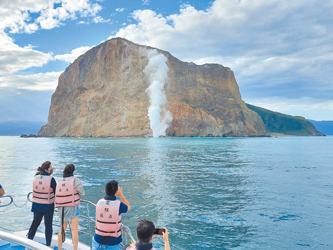 龜山島磺煙再現，專家要民眾不用擔心，龜山島目前無噴發跡象。（簡逢均提供／李忠一宜蘭傳真）