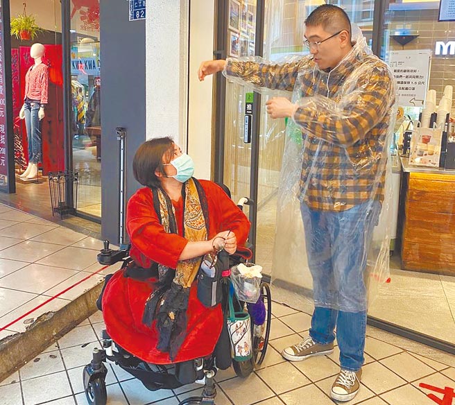 基隆市长参选人谢国梁（右）昨提出规画开办「天使券」，盼与商家共同打造友善环境。（基隆市长参选人谢国梁提供／陈彩玲基隆传真）