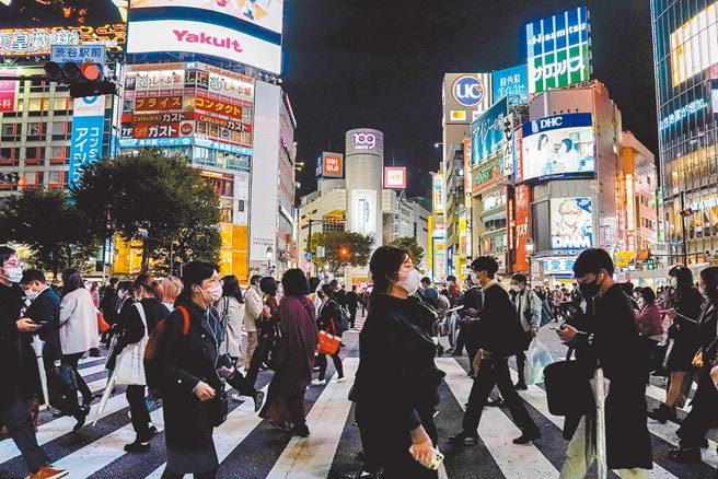 日本东京涩谷区熙来攘往的人群。日本于11月8日才刚放宽入境限制，如今面对来势汹汹的Omicron变种病毒，又再度关闭国门。（新华社）