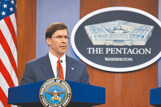 现年57岁的艾斯培在2019年7月出任国防部长，次年11月9日、也就是川普败选后，遭总统大人发推特闪电革职，换上自己的死忠派人马接班，引发五角大厦大地震。（中新社）