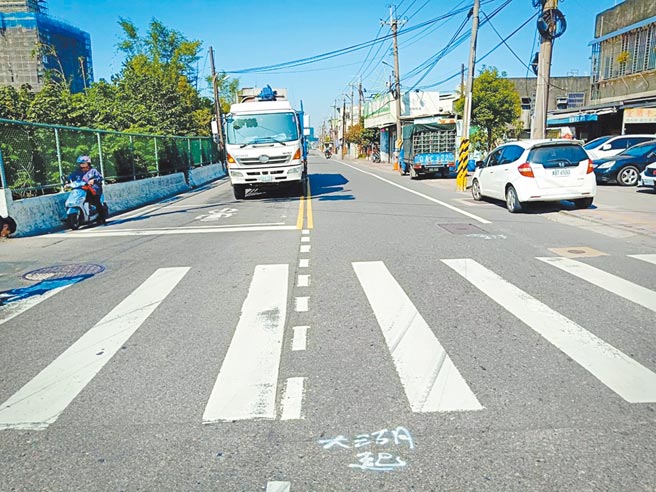 新北市凤鸣临时火车站周边的大湖路因路幅窄小，经常发生人车争道、汽机车意外事故。市府近期与台铁初步达成共识，大湖路一侧的铁路用地将评估做道路拓宽使用，并将公车候车亭、人行道一併纳入规画。（市议员苏泓钦提供／蔡雯如新北传真）