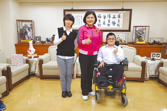 云林县长张丽善（中）嘉勉总统教育奖得主康文贤（右）、林千佑（左），鼓励云林子弟正面向上。（张朝欣摄）