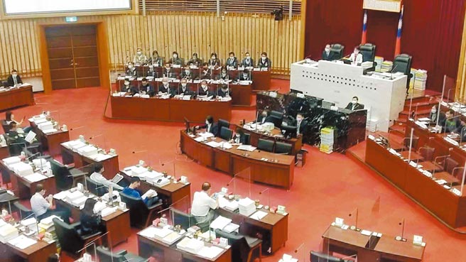 高雄市府明年度总预算案因「城中城案」卡关近月，29日正式交付委员会审查，进入一读程序。（柯宗纬摄）