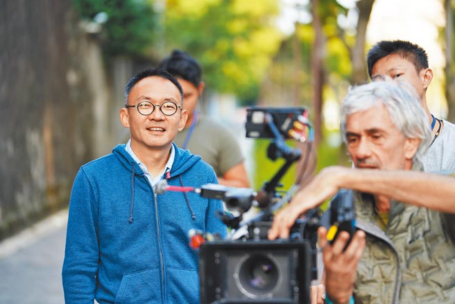 何蔚庭（左）执导《青春弒恋》，希望观眾能思考社会议题的正反面。（电影《青春弒恋》提供）