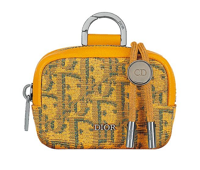 Dior D-Touch金黃色Oblique斜紋緹花帆布小包，2萬1000元。（Dior提供）