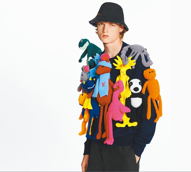2020春夏系列中，多彩的設計與玩偶或許反映了阿布洛追求的快樂與自在。（摘自網路）