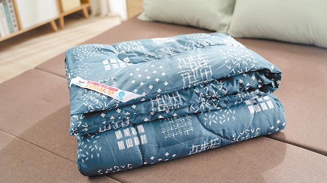 具远红外线纤维、石墨烯纤维的卓莹NANOFIR奈米远红外线光波被，蓄热、导热效果佳，助消费者温暖入睡。（卓莹提供）