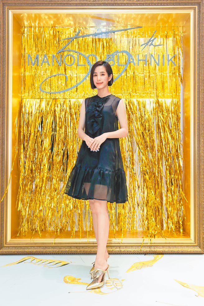 温貞菱演繹MANOLO BLAHNIK 50周年黃金膠囊系列。（藍鐘提供）