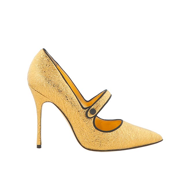 以瑪莉珍鞋為原型打造，金色Camparinew瑪莉珍鞋3萬5800元。（藍鐘提供）