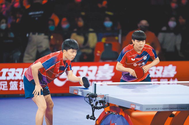 林昀儒（左）與鄭怡靜昨在桌球世錦賽混雙4強止步。（路透）