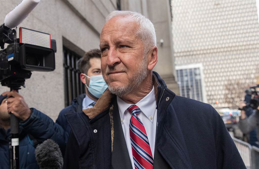 已故亿万淫魔艾普斯坦（Jeffrey Epstein）的前专机驾驶维索斯基（Larry Visoski）11月30日抵达纽约市曼哈顿法院，以出席麦克丝威尔（Ghislaine Maxwell）的性贩运审讯。（路透）(photo:ChinaTimes)