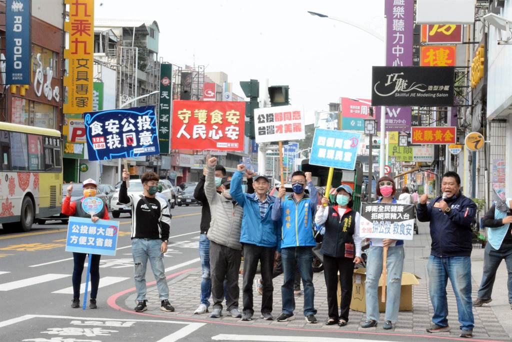 藍營民代在屏東市一連舉辦6場街頭宣講，盼民眾投下4個同意選票。（林和生攝）