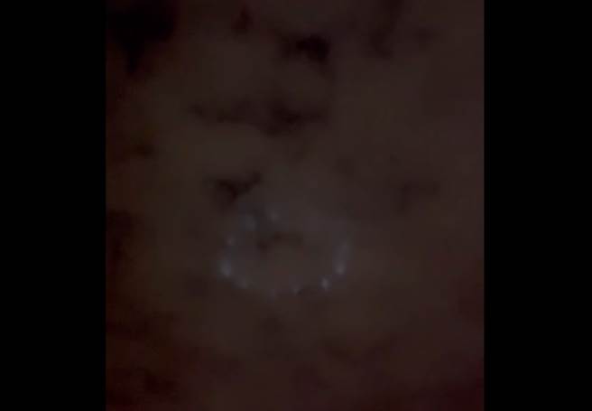 南投埔里夜空中出现12光点，从小圆逐渐扩张成大圆，让不少网友看了惊呼，莫非是外星人驾到。（图／翻摄自埔里人社团）