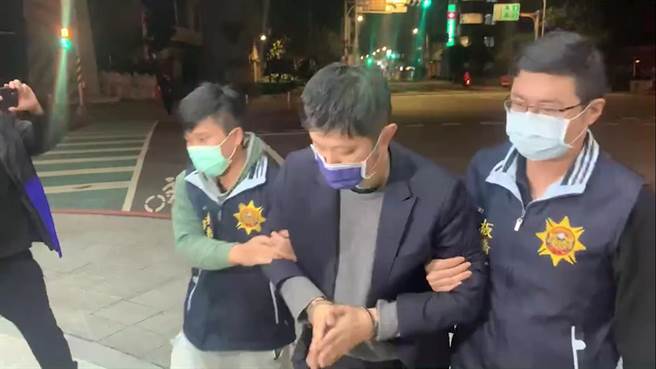 林秉樞昨遭警方到馥都飯店逮人時，一度要聯絡律師呂秋遠，但對方無回應只好被上銬帶回板橋分局。（警方提供）