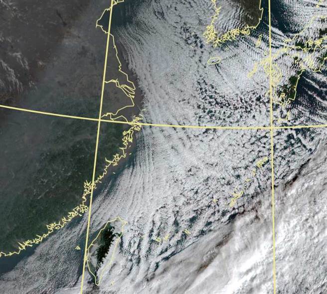 衛星雲圖顯示，東海及北部海面已佈滿「雲街」，為冷空氣的軌跡。(翻攝自氣象局)