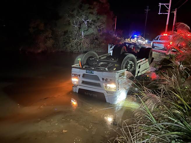苗栗縣西湖鄉30日晚間發生吳姓男子駕駛聯結車不慎翻覆池塘內溺斃。（讀者提供／謝明俊苗栗傳真）