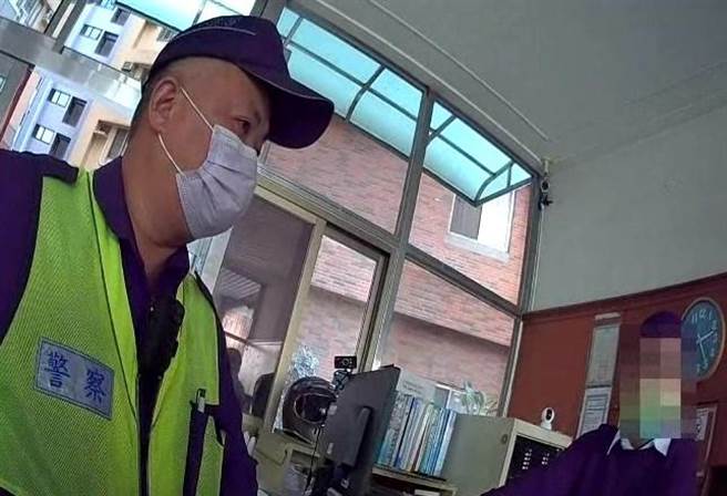 68歲魏姓婦人聽力退化沒有聽到丈夫的來電，連警方到訪按電鈴也不曉得，警方分頭調閱周遭路口及社區監視器，所幸最終聯繫到女婿持鑰匙進屋確認，才發現魏姓婦人早就平安在家。（第三分局提供／馮惠宜台中傳真）