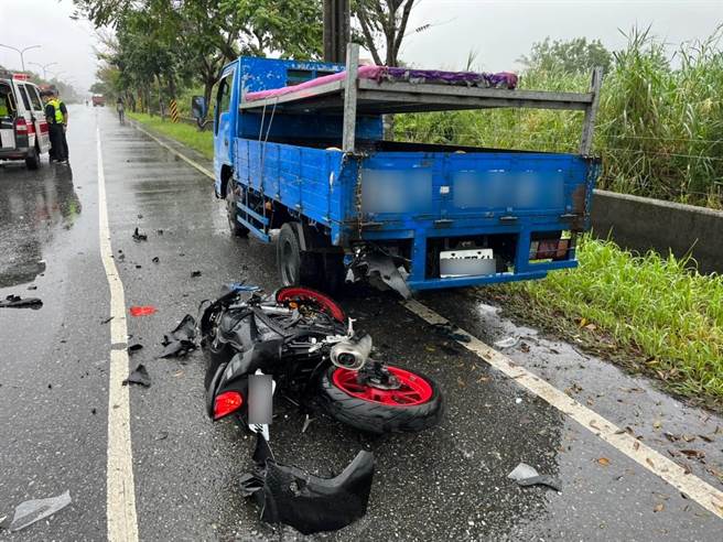花蓮1名年約18歲的廖姓男子，上月29日騎乘普通重機車，疑似天雨路滑，不慎打滑撞上停在路旁的小貨車，因頭部受到劇烈撞擊，送醫不治。（民眾提供／羅亦晽花蓮傳真）