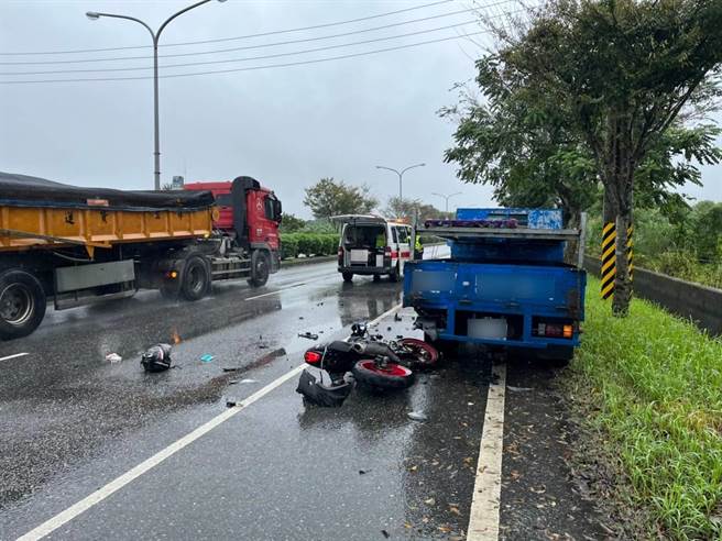 花蓮1名年約18歲的廖姓男子，上月29日騎乘普通重機車，疑似天雨路滑，不慎打滑撞上停在路旁的小貨車，因頭部受到劇烈撞擊，送醫不治。（民眾提供／羅亦晽花蓮傳真）
