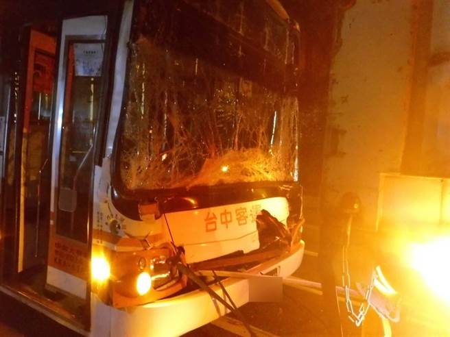 台中客运一辆公车11月30日晚上10时多，行经台中工业区时，疑公车司机开末班车精神不济，追撞在前方停等红灯的货柜联结车。（民眾提供／卢金足台中传真）