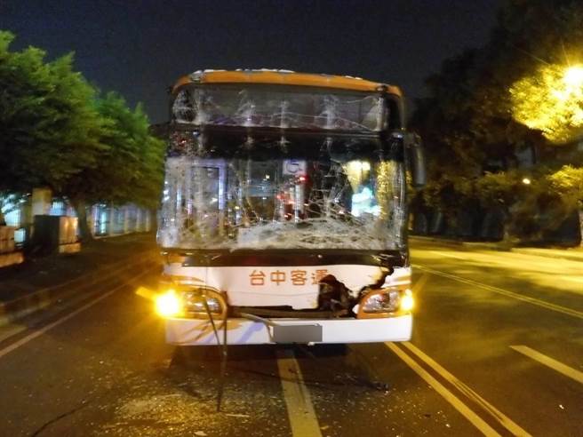 公车头撞及联结车的货柜，公车有如撞到铜墙铁壁一样，车头的挡风玻璃全部碎裂。（民眾提供／卢金足台中传真）