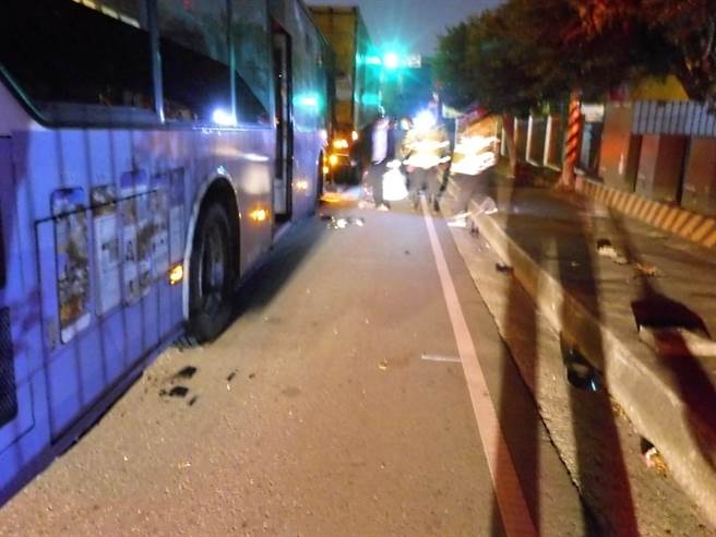 台中客运一辆公车11月30日晚上10时多，行经台中工业区时，疑公车司机开末班车精神不济，追撞在前方停等红灯的货柜联结车。（民眾提供／卢金足台中传真）