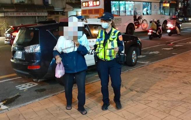 台中市一名老翁外出倒垃圾後未歸，員警循線找到林男竟從烏日家中徒步至5公里遠的南屯，幫助老翁順利返家。（民眾提供／盧金足台中傳真）