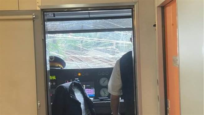 台铁太鲁阁号又传出遭边坡施工钢架击中意外，太鲁阁207列车8时52分行经大里＝福隆间西线K32+800时，驾驶室遭边坡施工钢架击中，造成驾驶室侧边玻璃破裂。（图／翻摄自PTT）