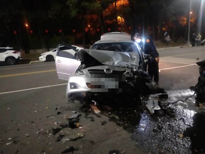蔡男駕駛的車輛失控撞擊路邊2車，車頭嚴重毀損。（翻攝照片／洪靖宜高雄傳真）
