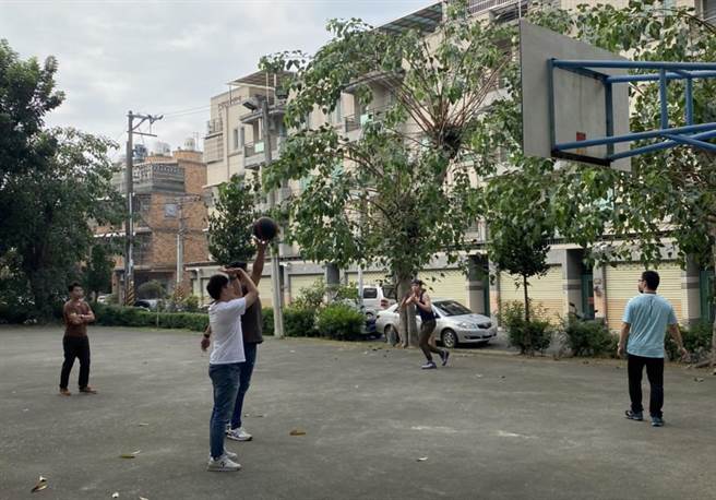 高雄新興分局年輕員警天天鬥牛打球過太爽?背後竟有不為人知心酸苦衷。(戴志揚翻攝)