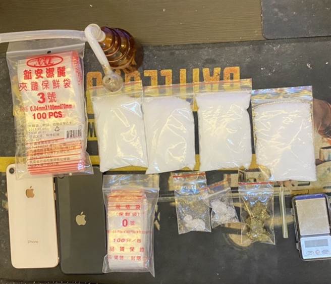 警方持搜索票衝進屋內查緝。當場於屋內查扣第二級毒品安非他命2包（毛重4.17公克）與吸食器1組、第二級毒品大麻花1包（毛重2.11公克）、第三級毒品愷他命4包（毛重178.96公克）等違禁物