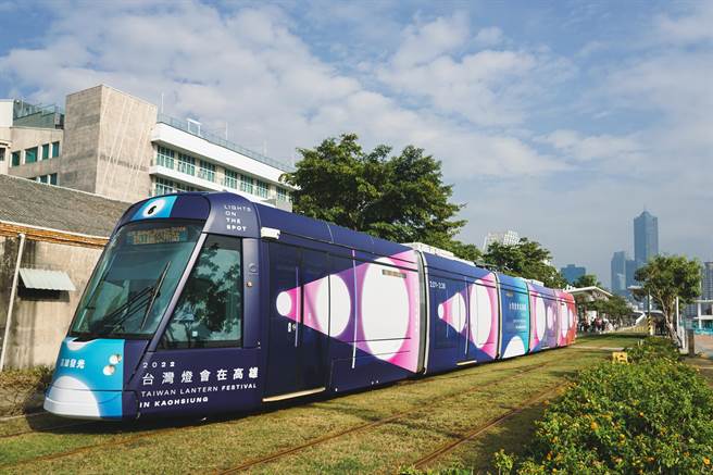 2022台灣燈會在高雄，輕軌彩繪列車發車啟動。（高巿府文化局提供）