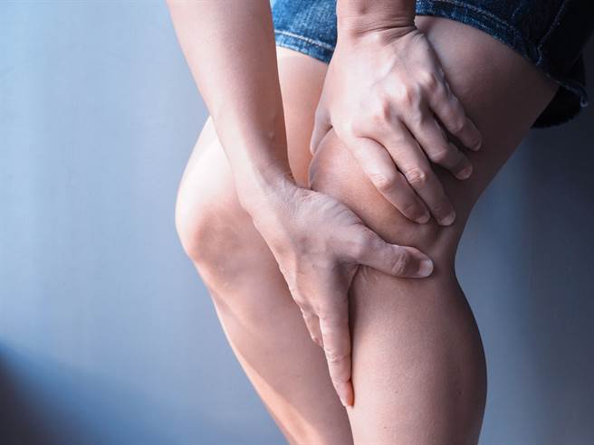 大陸一名30歲男子愛吃肉、不愛喝水，全身多處關節竟因此長出痛風石。(示意圖/達志影像)