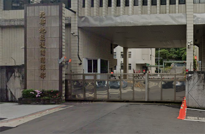 国防部北部后备指挥部意外，工人疑似在拆卸灭火钢瓶时，误开气筏造成钢瓶喷飞乱窜，5人击伤急送医。(翻摄自GOOGLE街景)