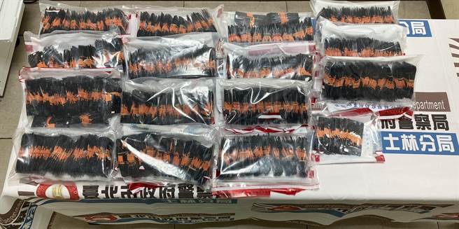 警方在宫庙前停车场货车起出1518包，毛重7公斤的咖啡包。（图／警方提供）