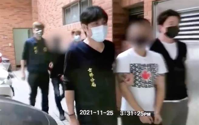 警方逮捕刚满18岁的黄嫌（白色衣服）以及蔡嫌，检察官复讯后依违反毒品危害防制条例，声押蔡嫌获准、黄嫌3万交保。（图／警方提供）