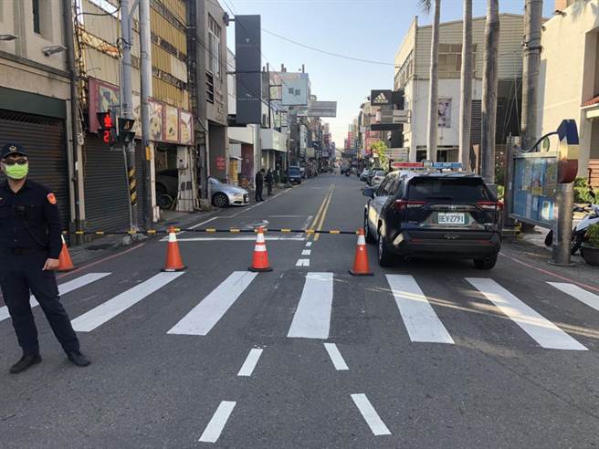 彰化市民生路1棵20公尺的大王椰子樹，上午八點多，「砰」得一聲轟然從被連根拔起倒地，一根超級大棍棒，直接打在停在路旁轎車的車頂上，彰化警分局進行管制交通管制。（民眾提供／吳敏菁彰化傳真）