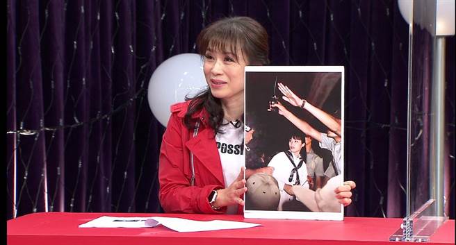 周子寒带着当年录制节目的「暴动照」，还原阿兵哥暴动现场。（年代新闻提供）