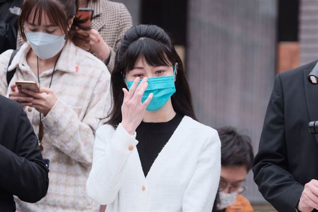 立委高嘉瑜1日前往立法院召开记者会说明遭男友施暴始末。（郭吉铨摄）