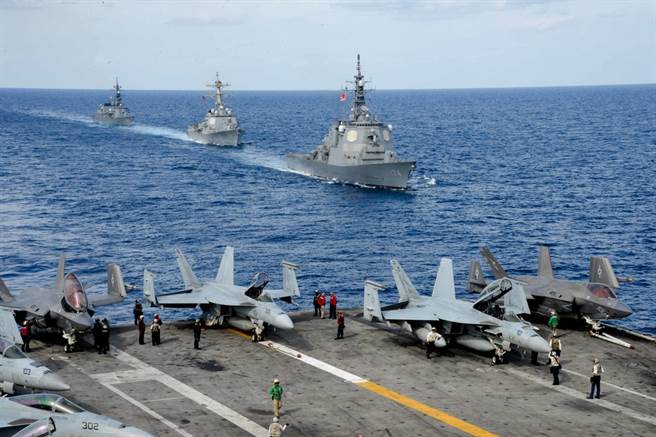 「卡尔文森」号（USS Carl Vinson，CVN-70）航母（前）参加11月21-30日在菲律宾海举行的美日澳加德2021年度军演（ANNUALEX）。（美国国防部）