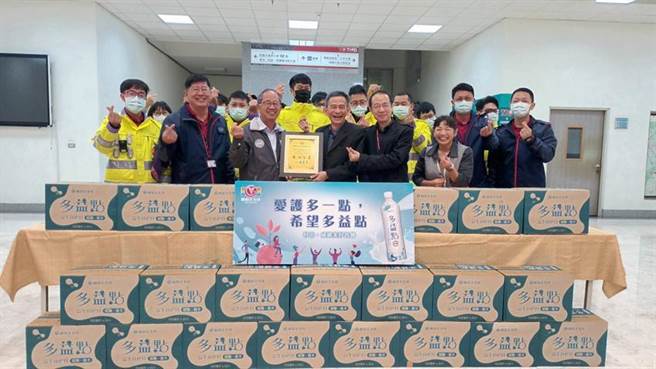 葡萄王捐赠30万瓶「多益点」产品予警消、学校。图／业者提供
