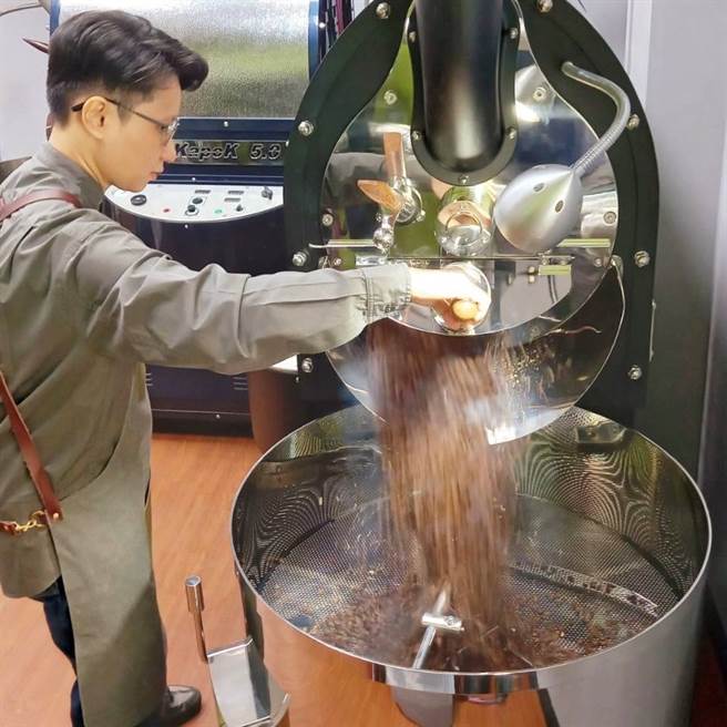 百味咖啡SCA专业烘豆师、专业冲煮师陈佳慧亲自烘制、调配文学风味咖啡。/ (TYS太阳星提供)