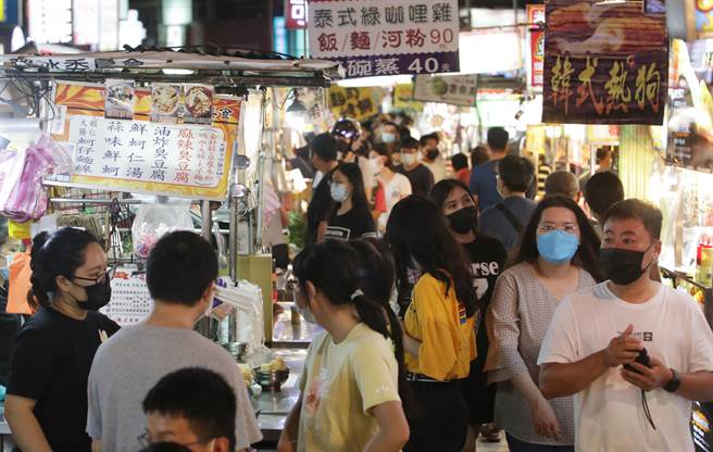 据原民会统计，发放10万份的i原券，至今仅有近6万人领取，执行率欠佳。图为逛街与品嚐美食小吃的民眾。（示意图，季志翔摄）