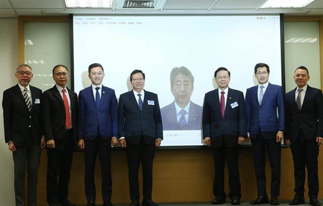 国策研究院1日举办「影响力论坛」，日本前首相安倍晋三应邀视讯演讲，活动结束，桃园市长郑文灿（左四）、新竹市长林智坚（左三）、国策研究院院长田弘茂（右三）与安倍晋三合影。 (陈怡诚摄)
