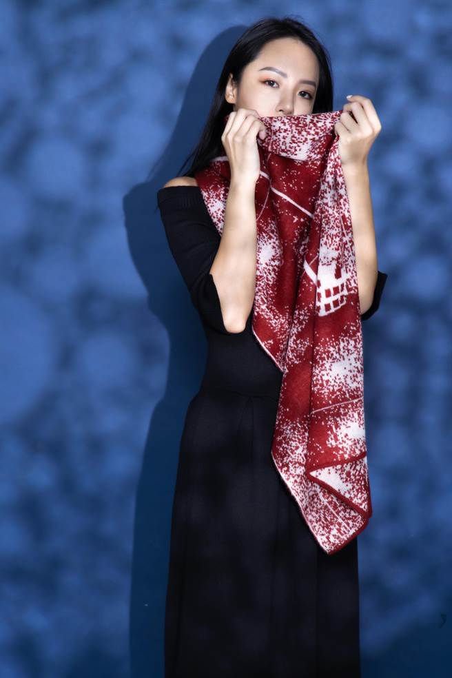 新北欢乐耶诞城3日开城，找来知名设计师詹朴跨界合作推出纪念围巾。（新北市观旅局提供）