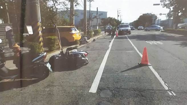 计程车直行时擦撞左转自小客车，接着失控撞上2名骑士，造成1死2伤。（民眾提供／王文吉台中传真）