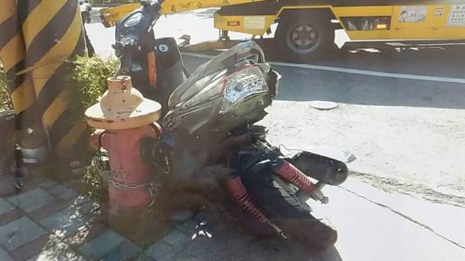 吴姓骑士遭失控的计程车撞上，头部及中枢神经受损，抢救后宣告不治。（民眾提供／王文吉台中传真）